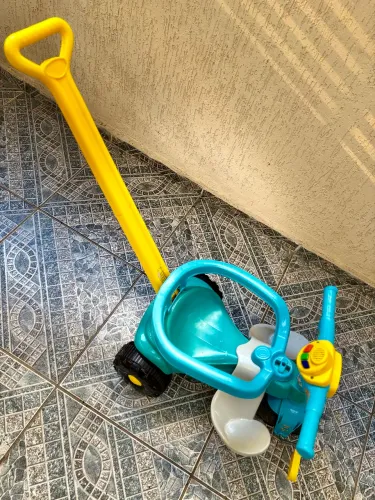 Triciclo com haste removível turma da Mônica