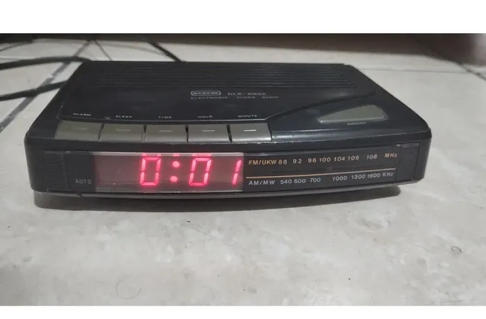 Rádio Relógio CCE anos 80 funcionando 