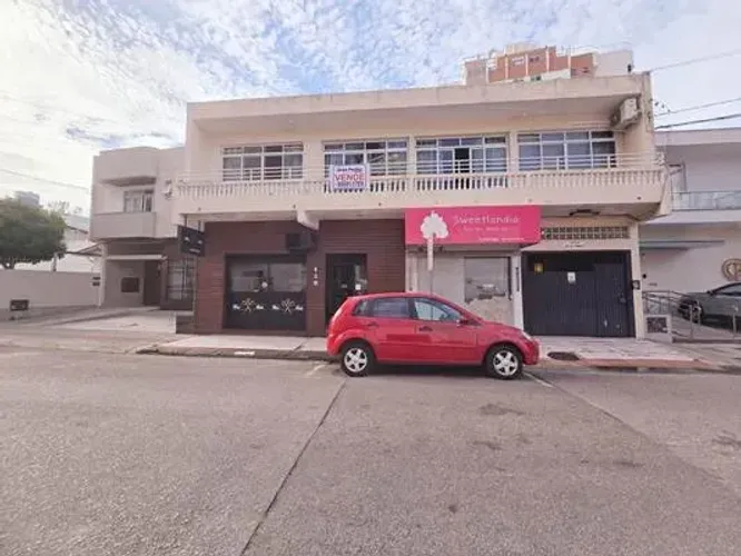 Prédio comercial/Residencial de 2 pisos cim duas lojas e 2 aptos completos
