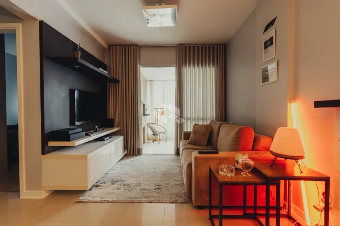 APARTAMENTO DE 2 QUARTOS COM SUÍTE E SACADA COM CHURRASQUEIRA À VENDA NO ITACORUBI EM FLOR