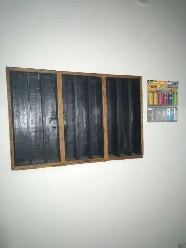 Expositor de cigarro em madeira