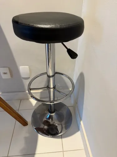 Banqueta bistrô giratória com regulagem de altura.