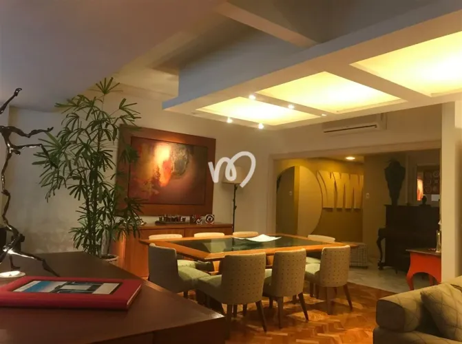 Refúgio Urbano em Copacabana: Apartamento Exclusivo com Vista para a Mata Atlântica
