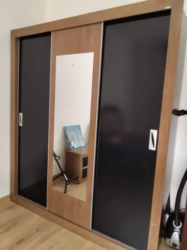 GUARDA ROUPA 3 PORTAS E CRIADO