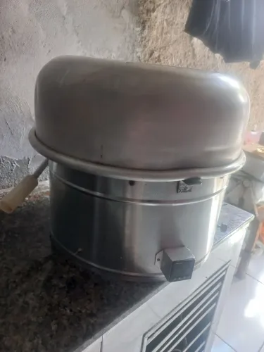 Tem um equipamento de pizzaria