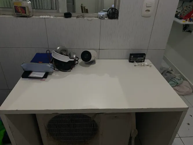 MESA DE COMPUTADOR DE MADEIRA BRANCA