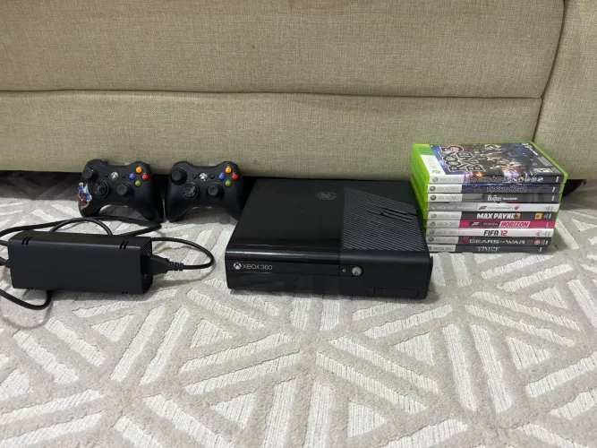 Xbox 360e não liga,com 9 jogos 2 controles e fonte originais ,troco por console
