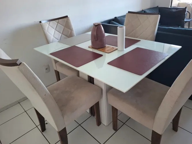 Mesa de Jantar com 4 Cadeiras-Ótimo Estado
