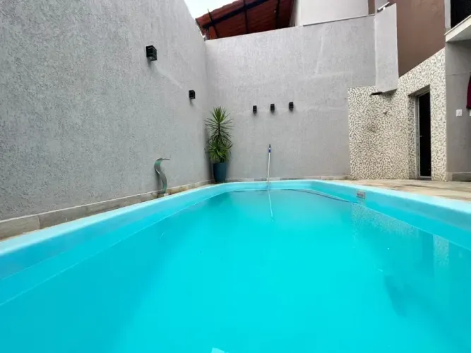 Casa com 3 Quartos e 3 banheiros à Venda, 180 m² por R$ 1.100.000
