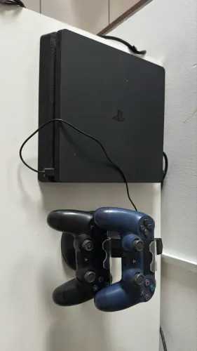 PlayStation 4 - com 2 controles e base de carregamento.