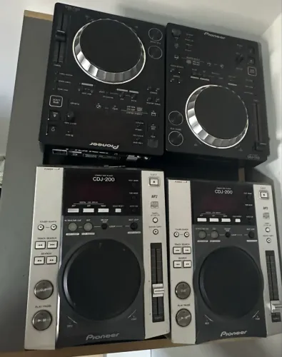 Par de Cdj 350 + cdj 200 + Mixer Behringer ddm4000 + mixer Reloop rmx20