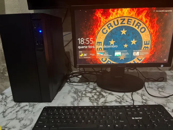 Computador em perfeito estado.