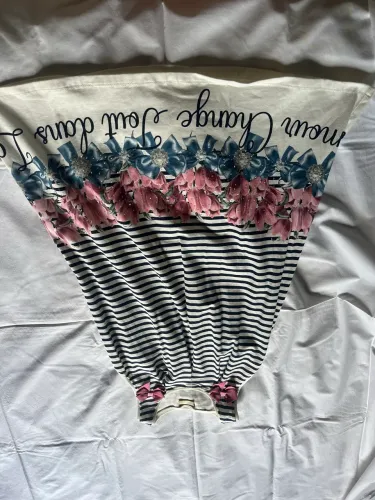 vestido branco com listras pretas infantil florido na parte de baixo