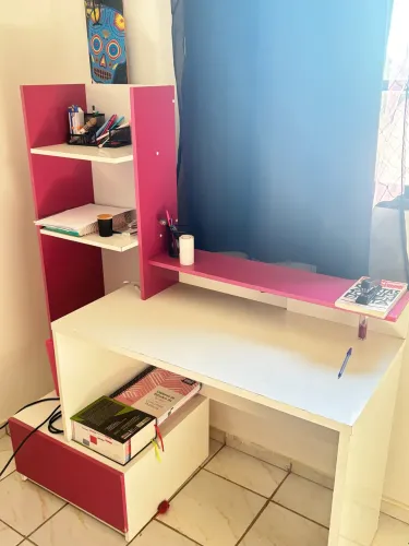 Mesa de estudo. Está ótima