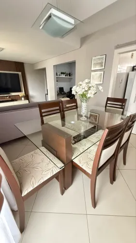 Conjunto de jantar: mesa com 6 cadeiras + buffet aparador.