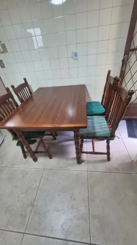 MESA 1,20 x 0,90m COM 4 CADEIRAS MADEIRA MACIÇA