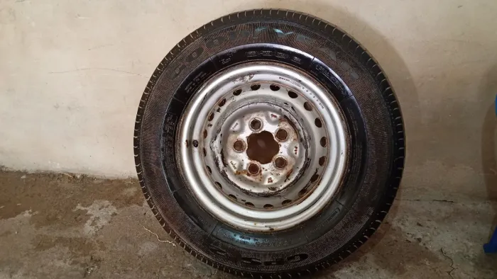 Roda com pneu Pirelli combi