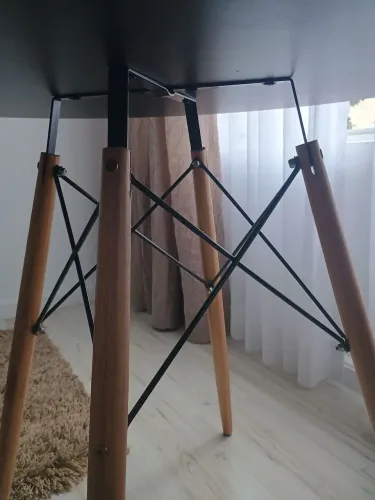 Vende-se mesa Eiffel com 8 meses de uso, sem avarias e com tampo de vidro temperado de 6mm