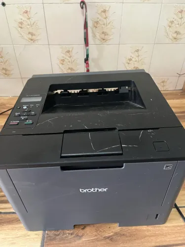 impressora laser monocromática da marca Brother, modelo HL-L5100DN