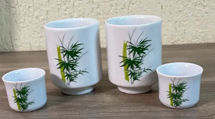 Conjunto de copos para chá e saquê