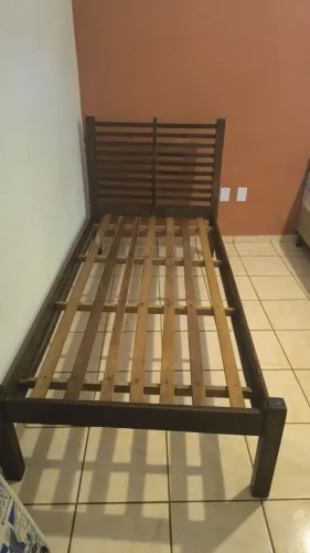 Cama de solteiro de madeira maciça