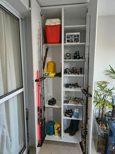Armário organizador de pesca- Acompanha acessórios de pesca completo.