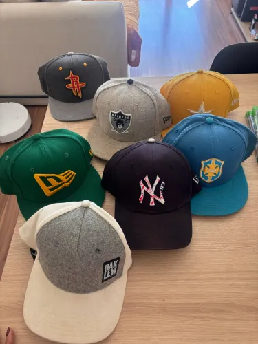 Kit com 7 Bonés Originais New Era, Oakley, Yankees, Raiders, Rockets e Mais