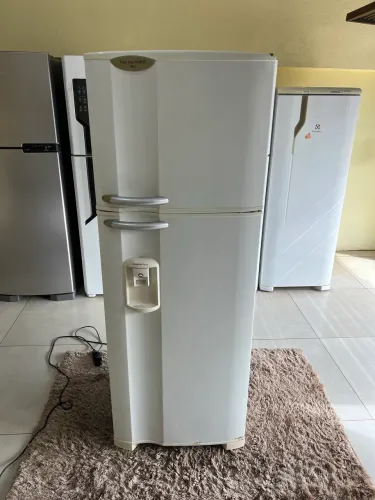 Vendo geladeira Electrolux 350 litros frost free com dispenser de água na porta Entrego 