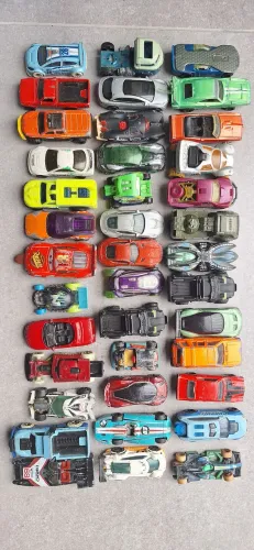 40 carrinhos Hotwheels