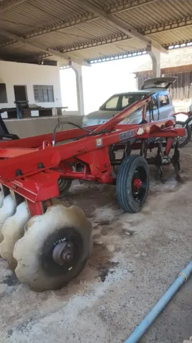 Niveladora grado e pulverizador
