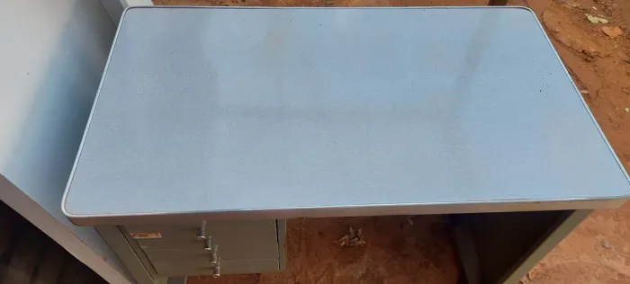 Vendo mesinha antiga com 4 gaveteiro de ferro em ótimo estado 