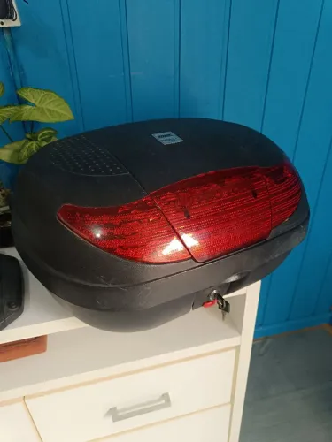 Baú de moto com suporte