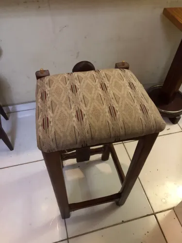 Banco alto acolchoado