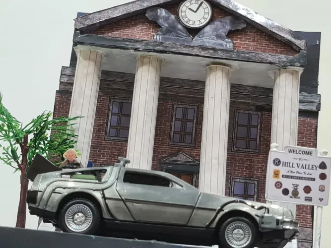 Diorama miniatura do filme De Volta Para o Futuro. Carro Delorean em metal