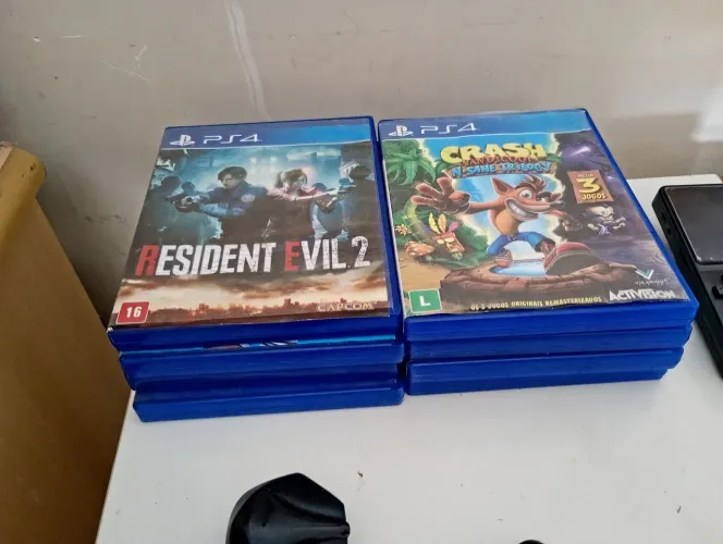 Playstation 4 dois controles só um tá funcionando bem com 8 jogos. *