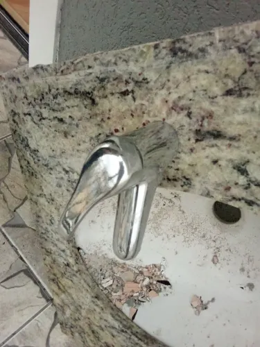 Pois de mármore para banheiro com torneira monocomando