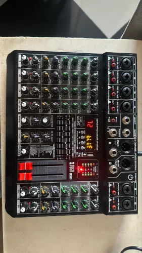 Vendo uma mesa de som de 6 canais moderna