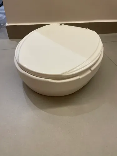 Assento elevado para privada com tampa 