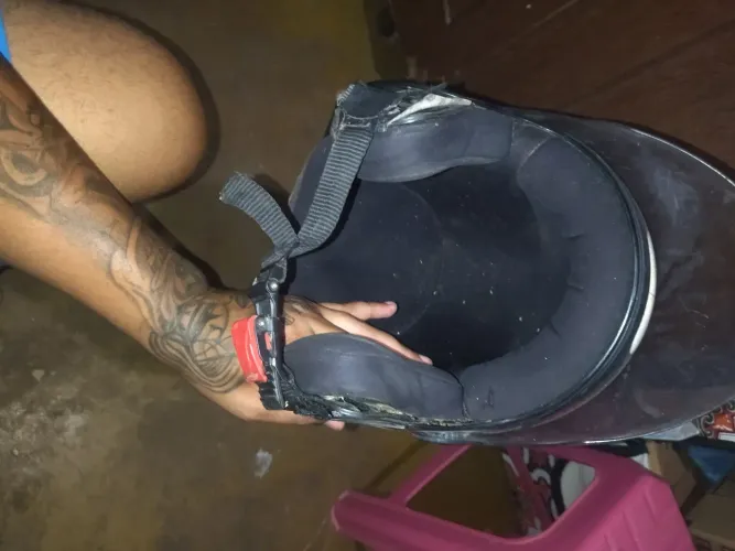 Vendo esse capacete Taurus e esse baú de moto 