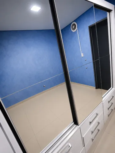 Guarda roupa espelhado com 3 portas de correr e 9 gavetas