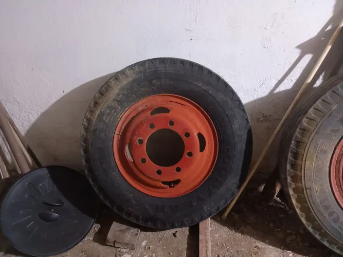 5 Pneus com roda 900 de medida