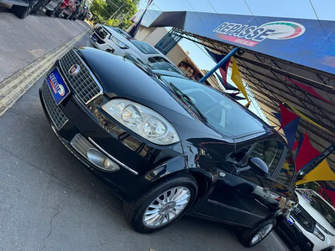 Fiat Linea Essence 1.8 Flex 16V 4P 2012