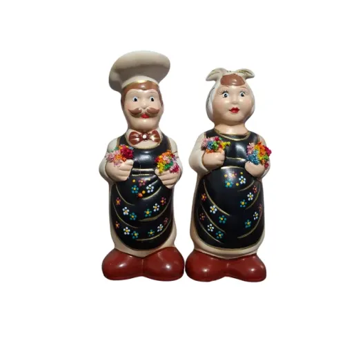 Dois bonecos cozinheiros em cerâmica decorada, suportes de colher de pau,alt. 27 cm.
