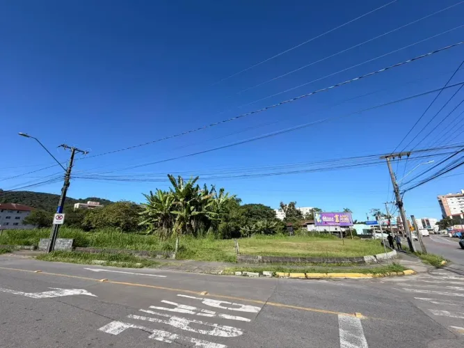 TERRENO ESTRATÉGICO PARA LOCAÇÃO NO BAIRRO SAGUAÇU