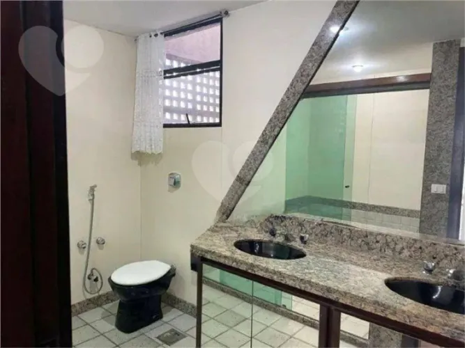 Excelente Cobertura em Icaraí com Vista Livre. Varandão!!