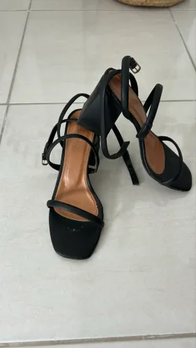 Sandália tiras preta