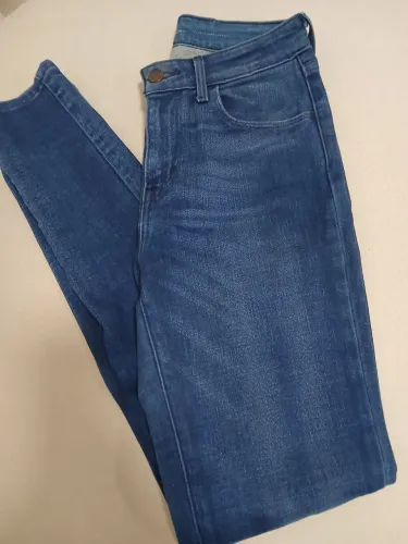 Calça jeans Levi's, modelo skinny, em perfeito estado! Tamanho 36 (Brasil) e 25 (Eua).