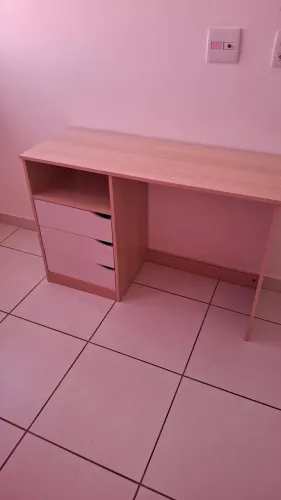 Mesa de estudo com gavetas. Madeira e branco