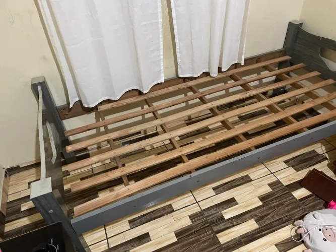 Base de cama de solteiro em ótimo estado 