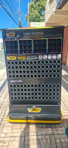 Expositor de caneta, lápis e marcadores da bic
